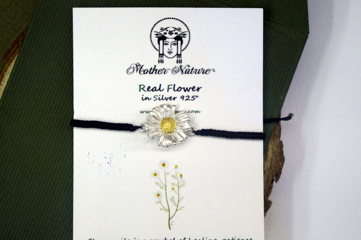 Daisy bracelet on Sterling silver. Flower Macrame Bracelet.