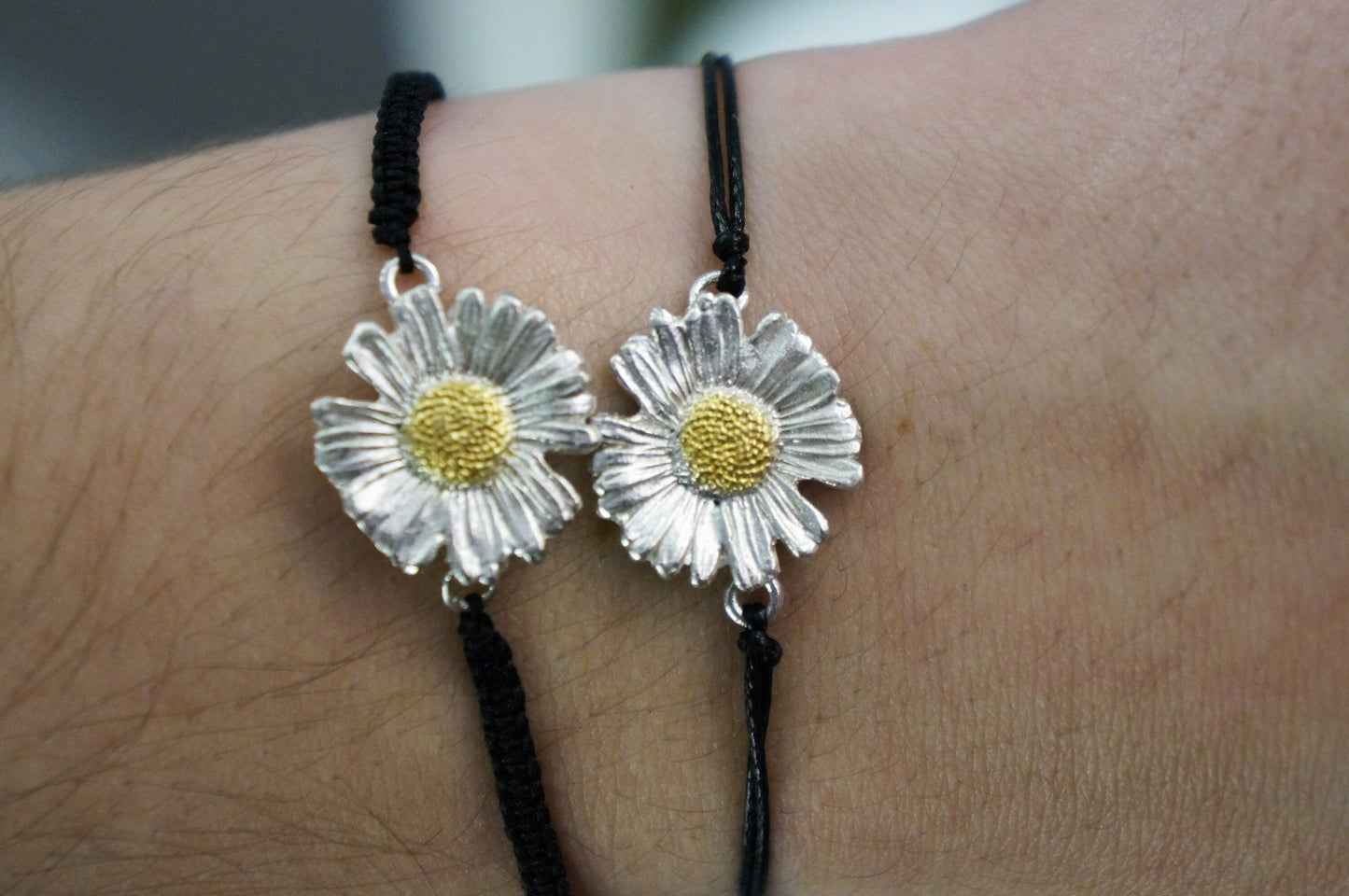 Daisy bracelet on Sterling silver. Flower Macrame Bracelet.