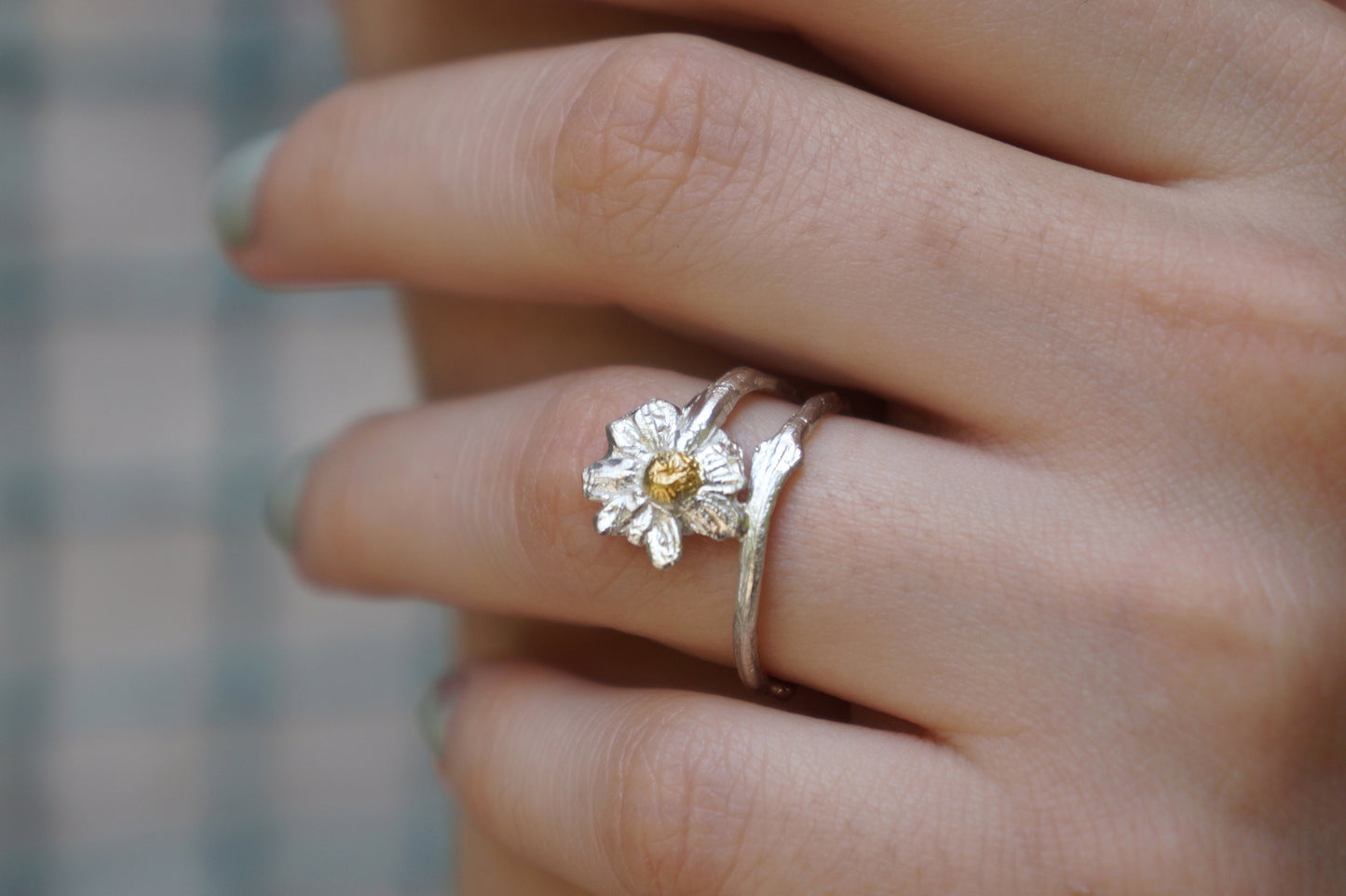 Real Chamomile plant Ring twig in Sterling Silver 925 with gold details. Symbol of healing, patience and attracting wealth. FAST SHIPPING