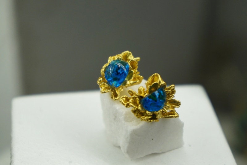 Real Daisy flowers Earrings with raw sky blue Murano. 14k Gold on Sterling Silver.