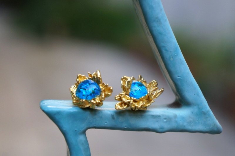 Real Daisy flowers Earrings with raw sky blue Murano. 14k Gold on Sterling Silver.