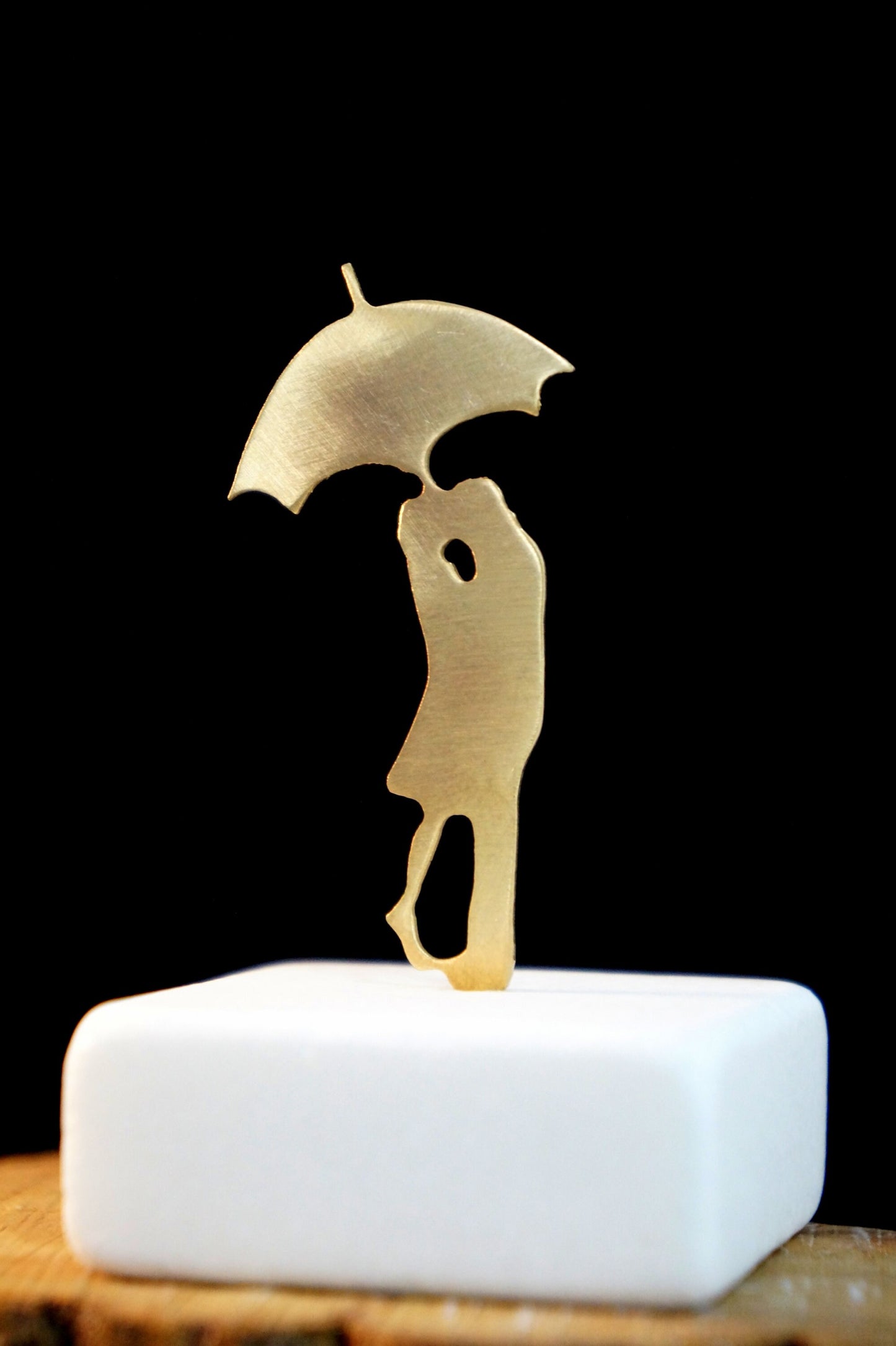 Minimal Lovers statue Couple Kissing Sculpture,Kiss in the rain art in paris. Perfect Lovers Gift and anniversary Unique Wedding Favors