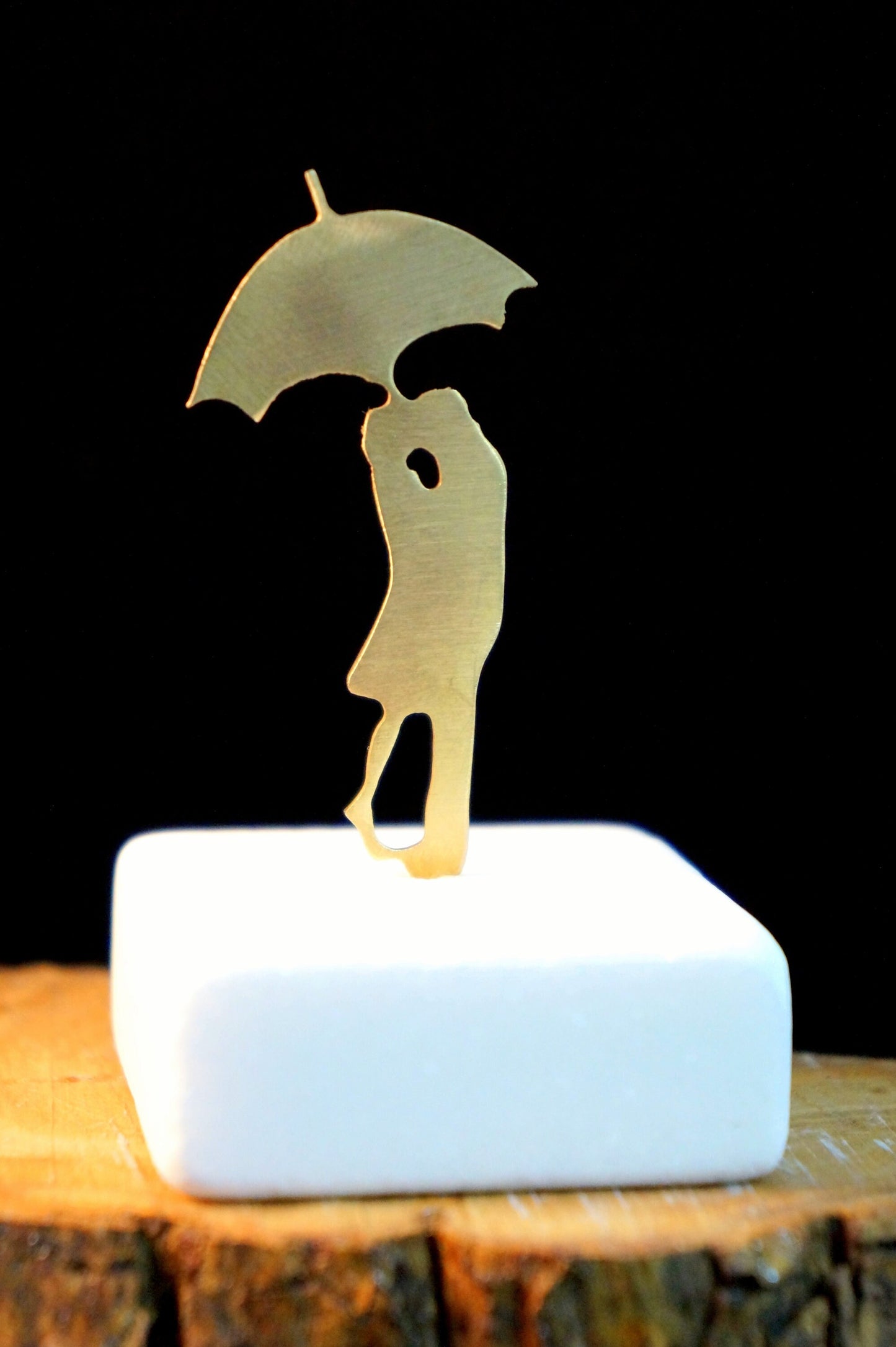 Minimal Lovers statue Couple Kissing Sculpture,Kiss in the rain art in paris. Perfect Lovers Gift and anniversary Unique Wedding Favors