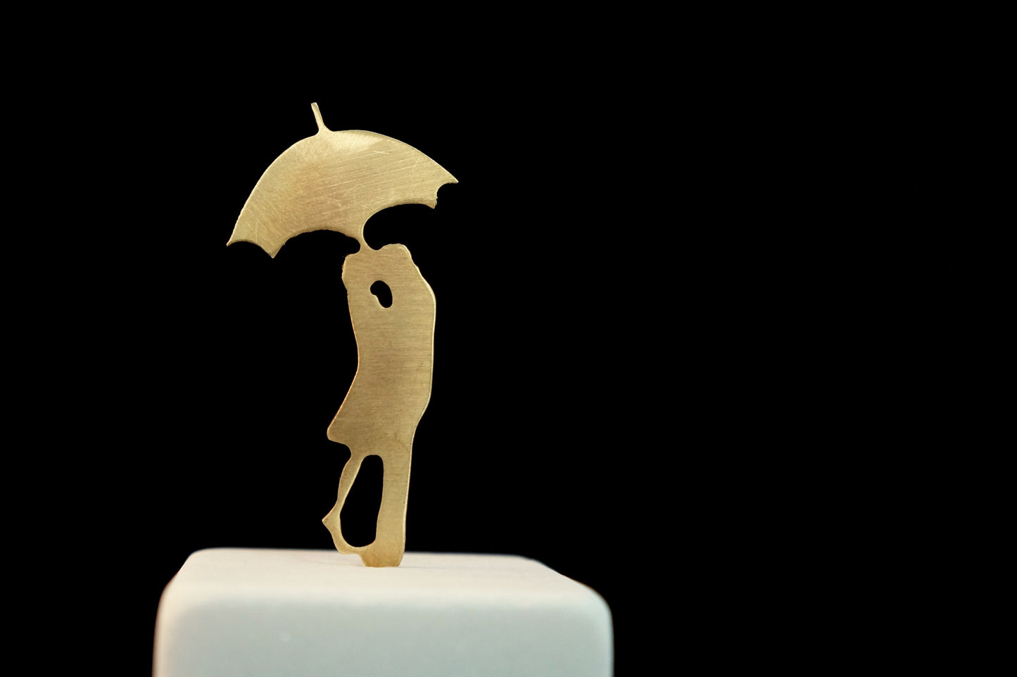 Minimal Lovers statue Couple Kissing Sculpture,Kiss in the rain art in paris. Perfect Lovers Gift and anniversary Unique Wedding Favors