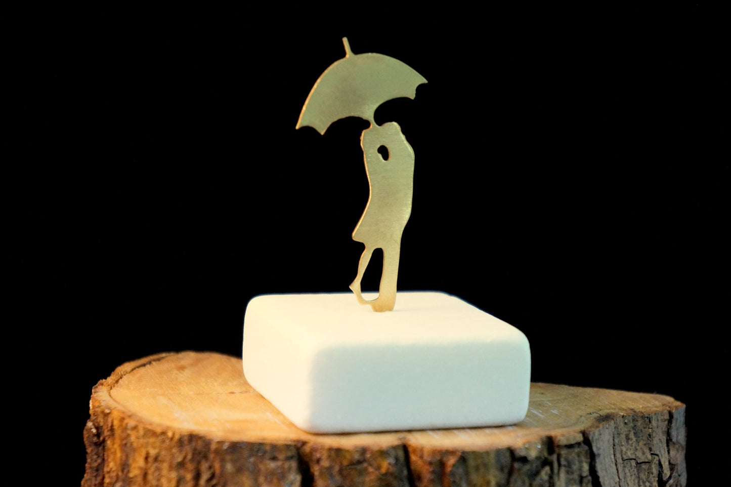 Minimal Lovers statue Couple Kissing Sculpture,Kiss in the rain art in paris. Perfect Lovers Gift and anniversary Unique Wedding Favors