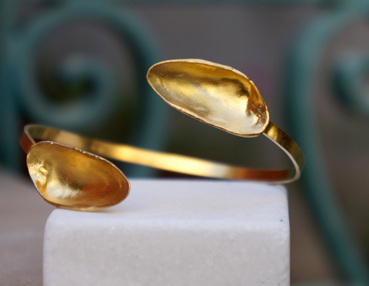 Arm cuff Gold plated Mussel Shells Bracelet, Clam Bangle Bracelet for Women.