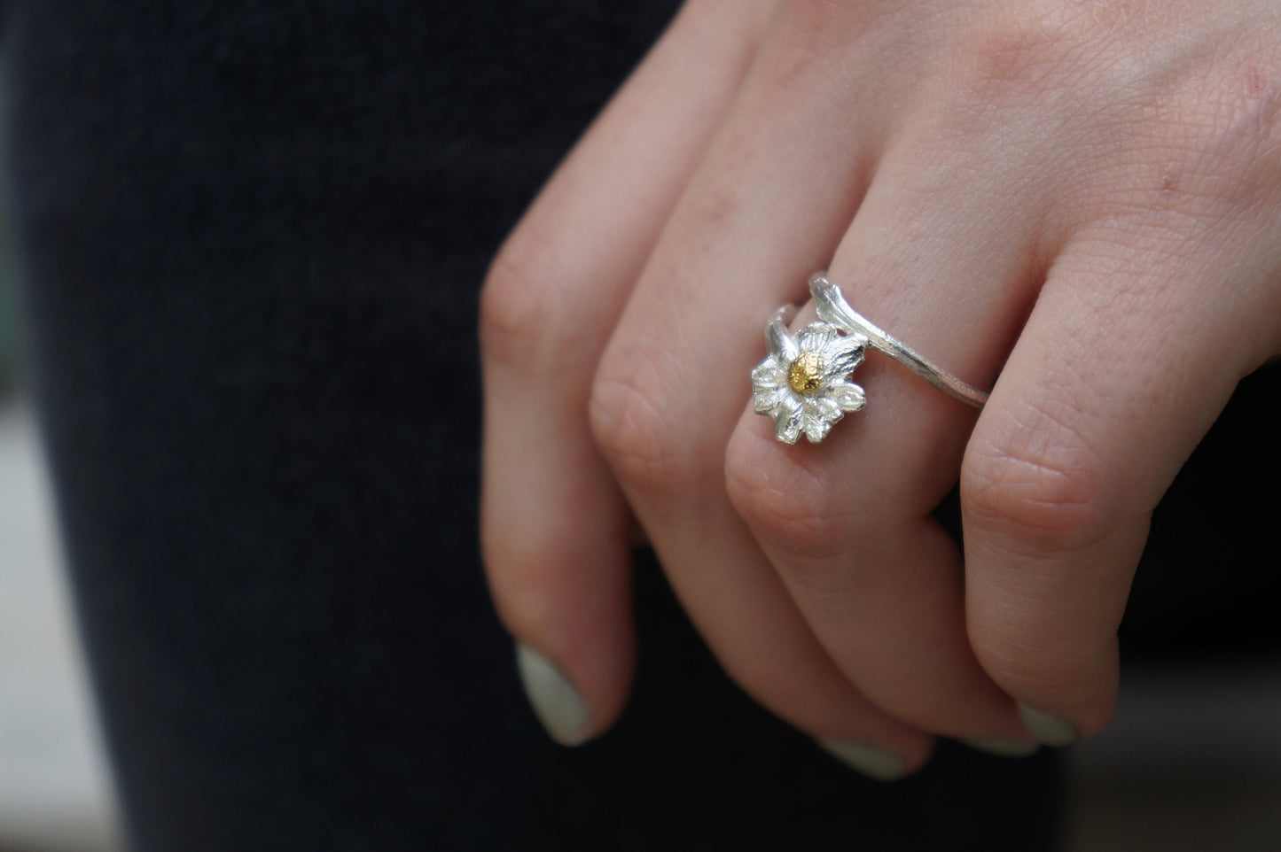 Real Chamomile plant Ring twig in Sterling Silver 925 with gold details. Symbol of healing, patience and attracting wealth. FAST SHIPPING