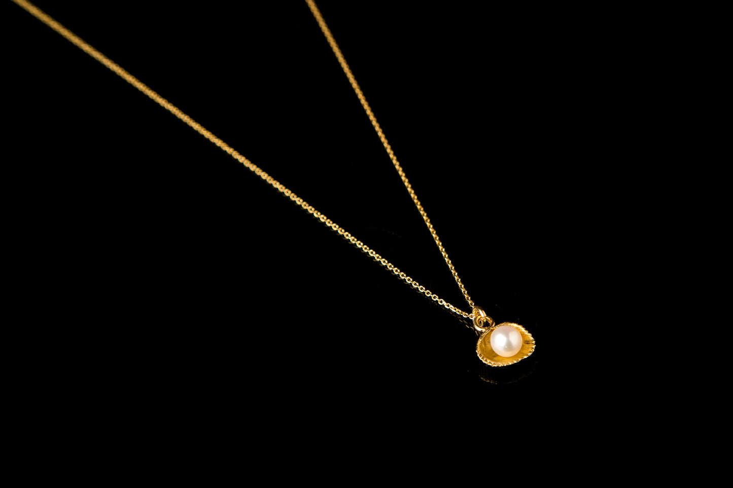 Tiny Solid Gold Shell necklace with pearl. Bridesmaid Jewelry 18k-14k 9k Gold Sea Shell Pendant with Solid gold Chain.Mother Nature Jewelry