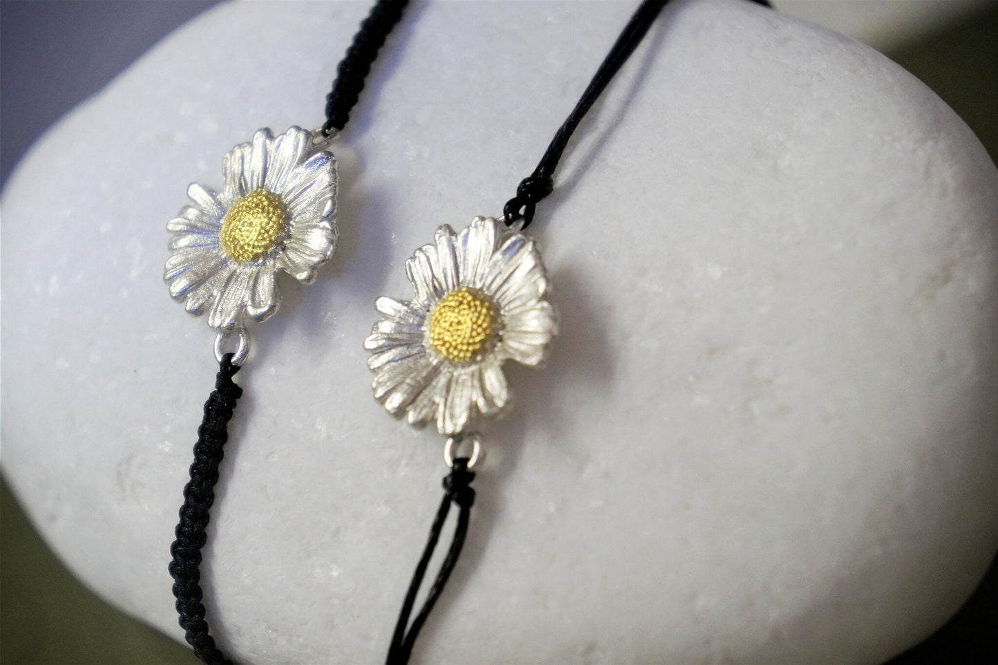 Daisy bracelet on Sterling silver. Flower Macrame Bracelet.