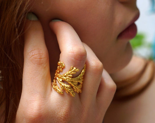 Solid gold necklace with leaf pendant